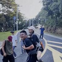 广东女子登山脚崴，被陌生小伙背40分钟下山，恶心的一幕出现了
