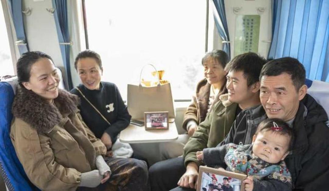 新春走基层|在慢火车上感受新春暖意