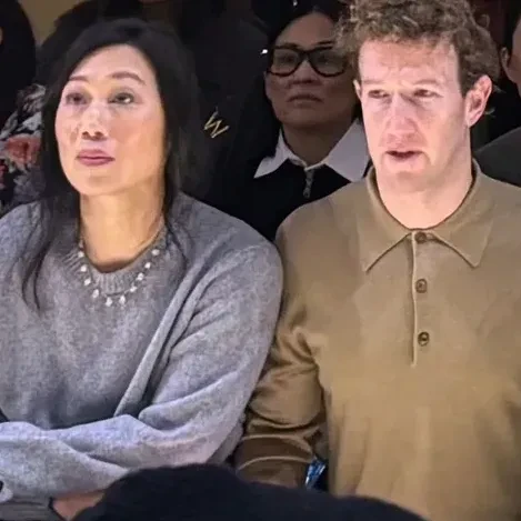 扎克伯格去Prada看秀！他的穿衣黑历史，比他的AI眼镜还精彩？