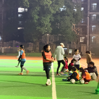 杭州学正小学一对双胞胎姐妹花边跳绳边颠球的视频火了：我们花了10天时间学会的！网友：天花板级别的