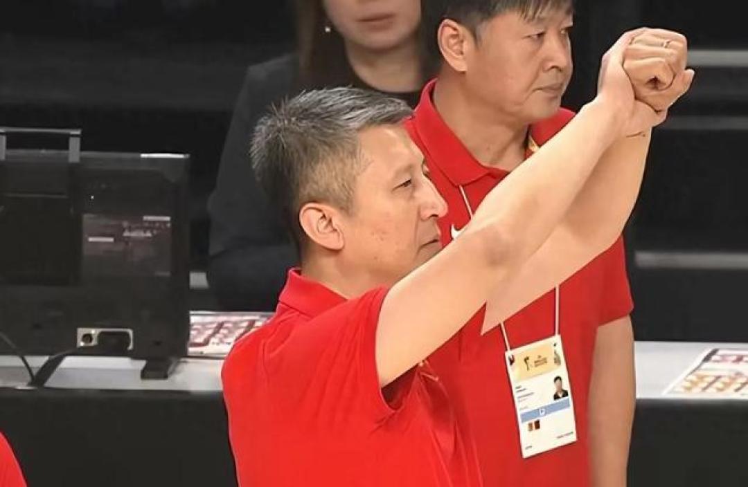 为何郭士强挑战违体却吃T？日媒赛后晒“铁证”，这次被吹真不冤