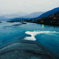 时光记·都江堰丨错过白天一睹真容时间，夜晚却撞见了都江堰的绝美“蓝眼泪”