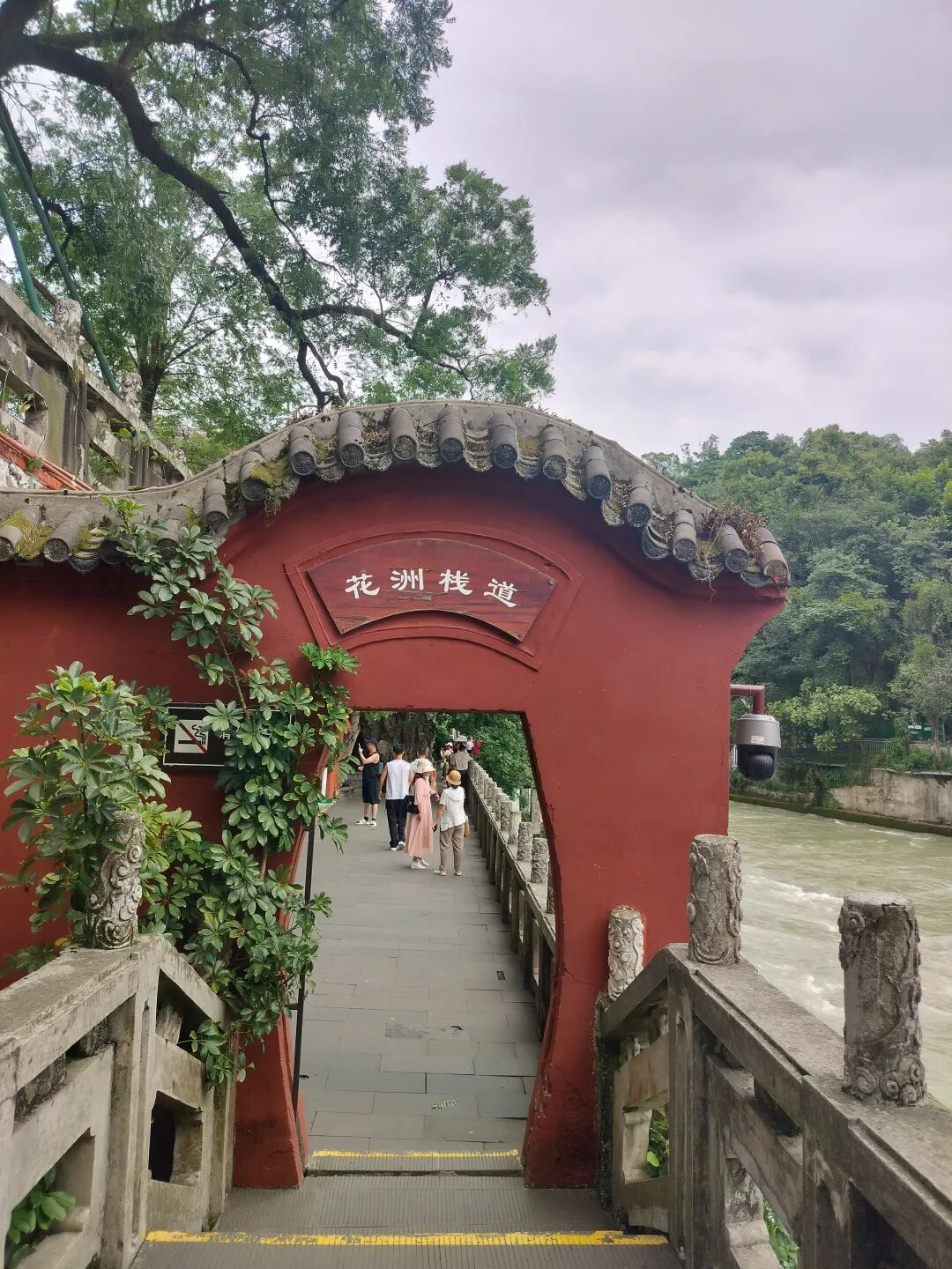 一江碧水化蓝泪，千年古堰展新颜
