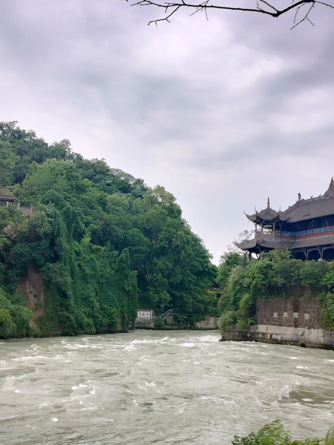 一江碧水化蓝泪，千年古堰展新颜