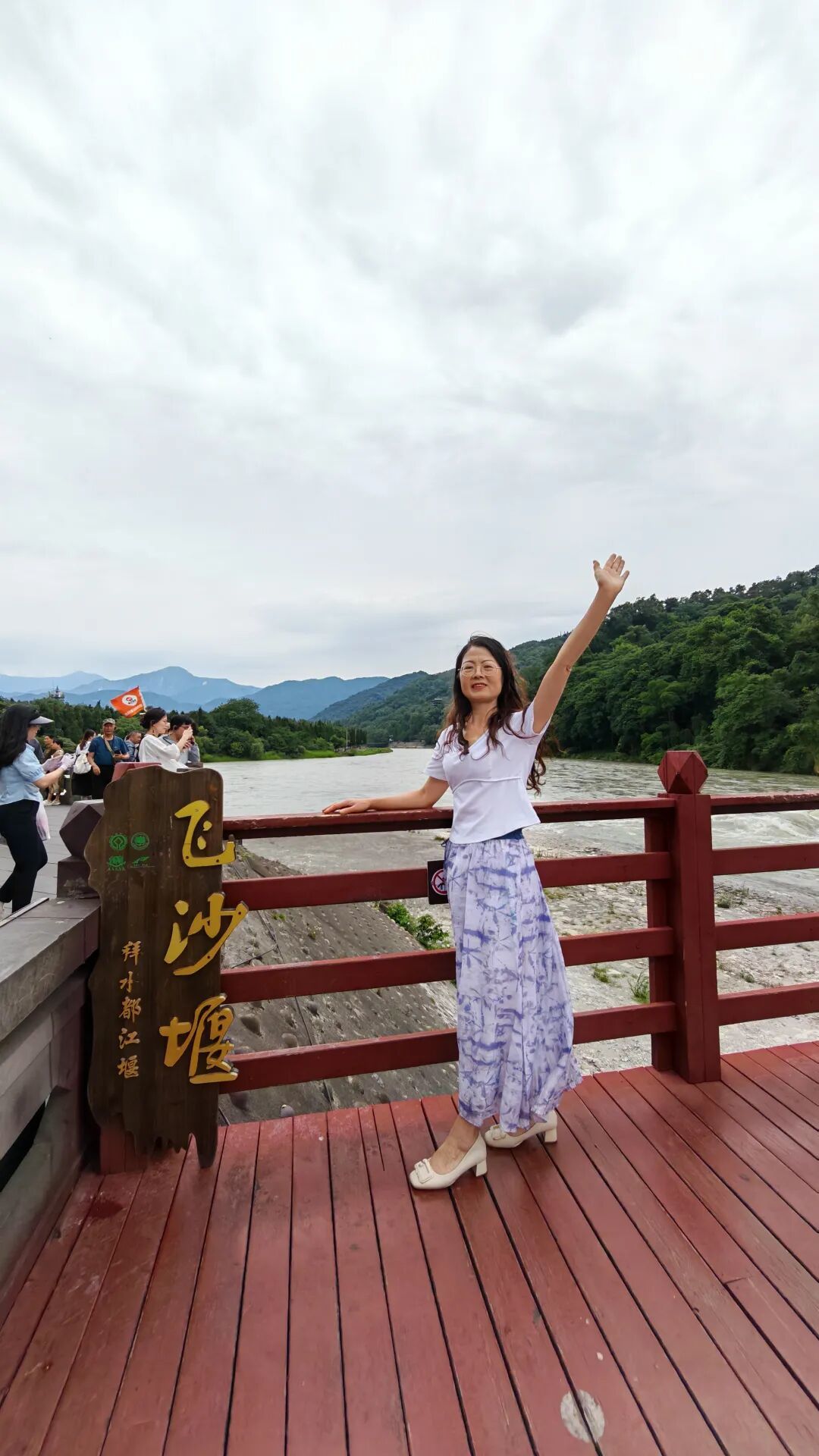 一江碧水化蓝泪，千年古堰展新颜
