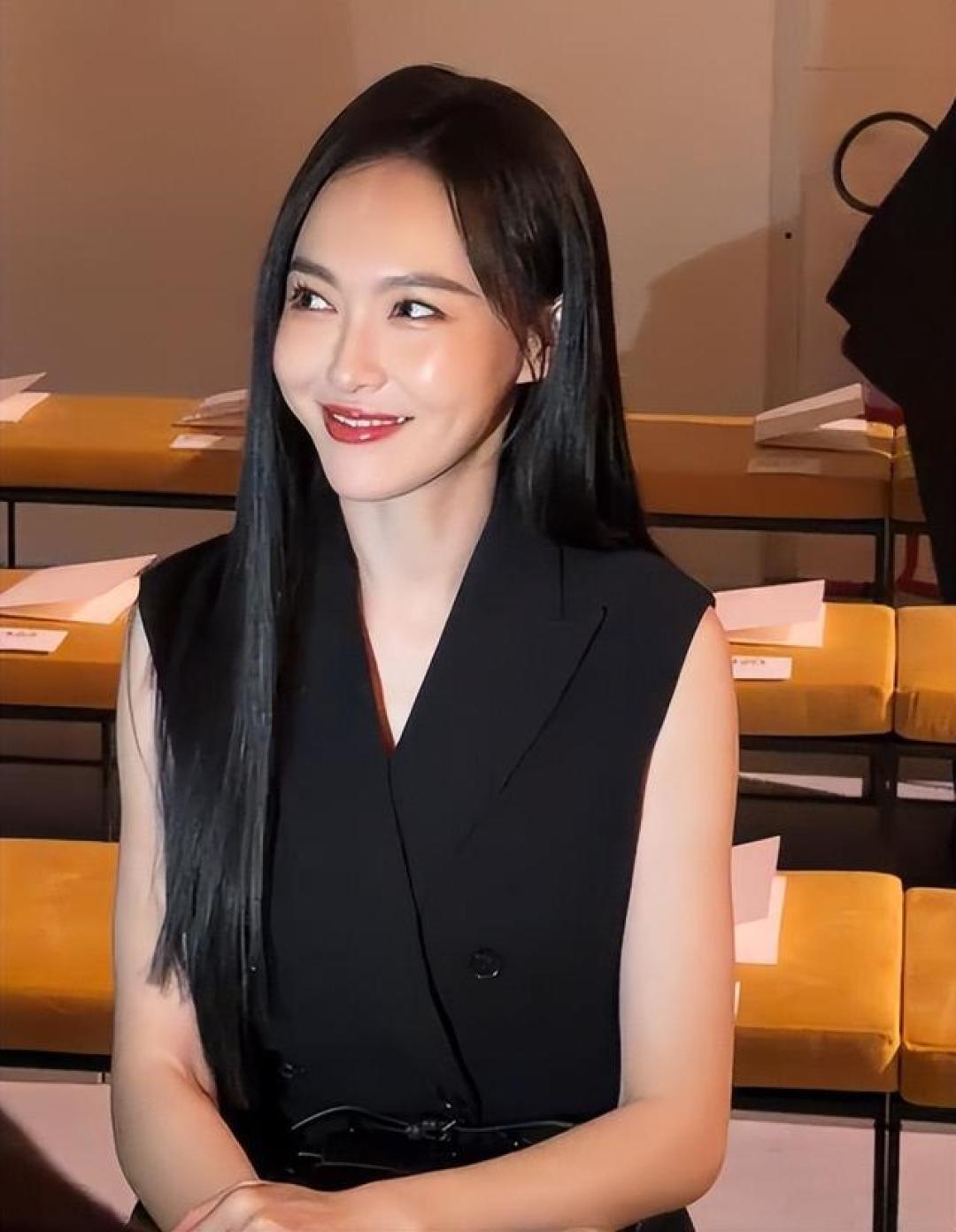 唐嫣Fendi大秀坐CEO身旁,核心席位与全球首穿彰显地位