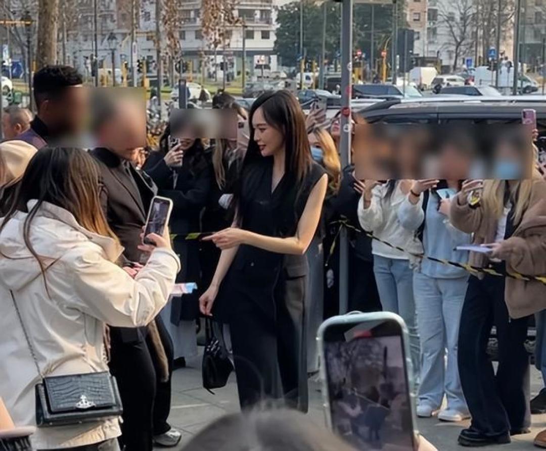 唐嫣Fendi大秀坐CEO身旁，核心席位与全球首穿彰显地位