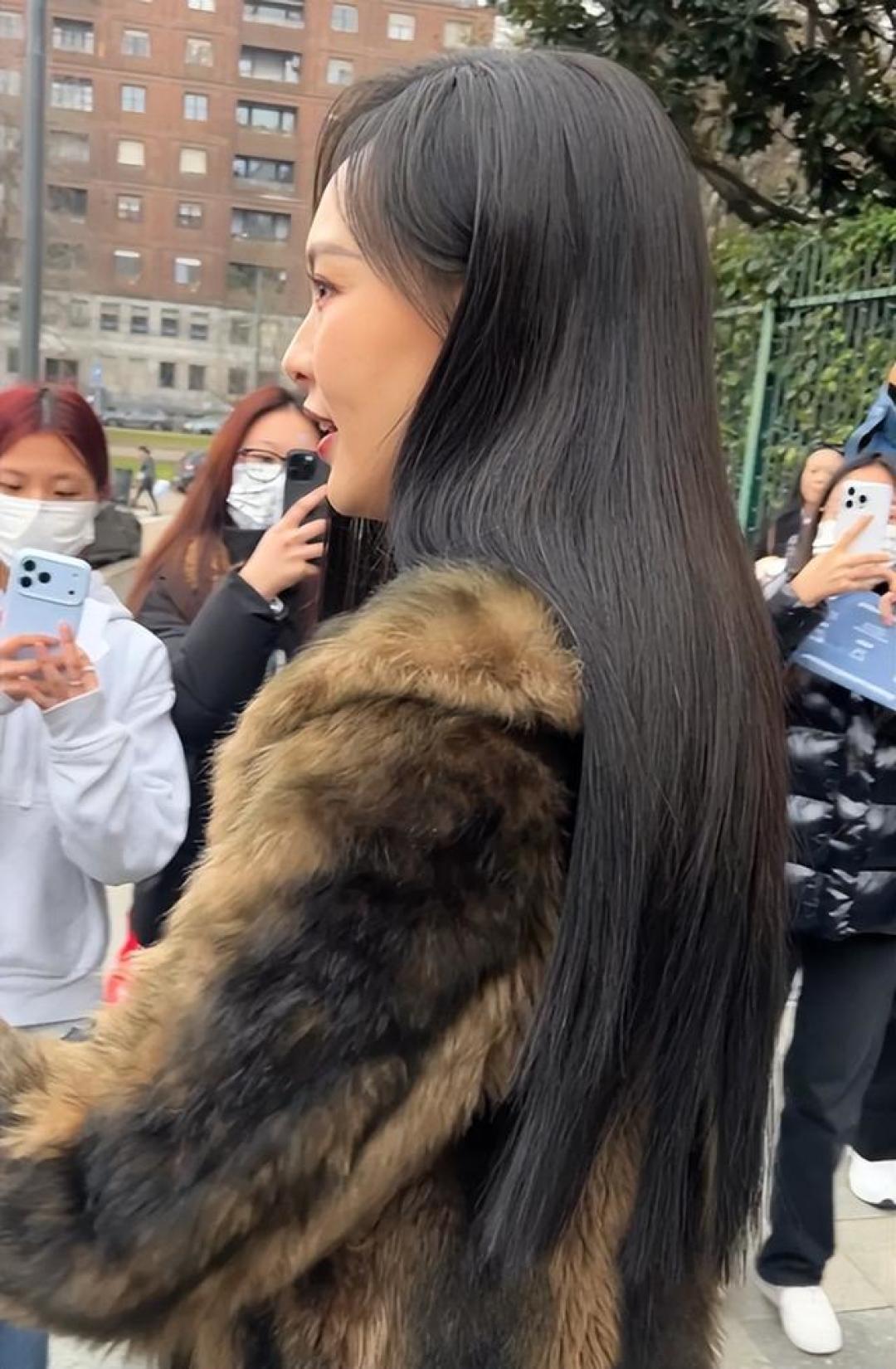 唐嫣Fendi大秀坐CEO身旁,核心席位与全球首穿彰显地位