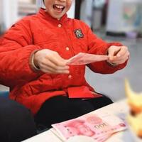 “给妈妈花钱不心疼”，9岁男孩用压岁钱为妈妈买下金戒指