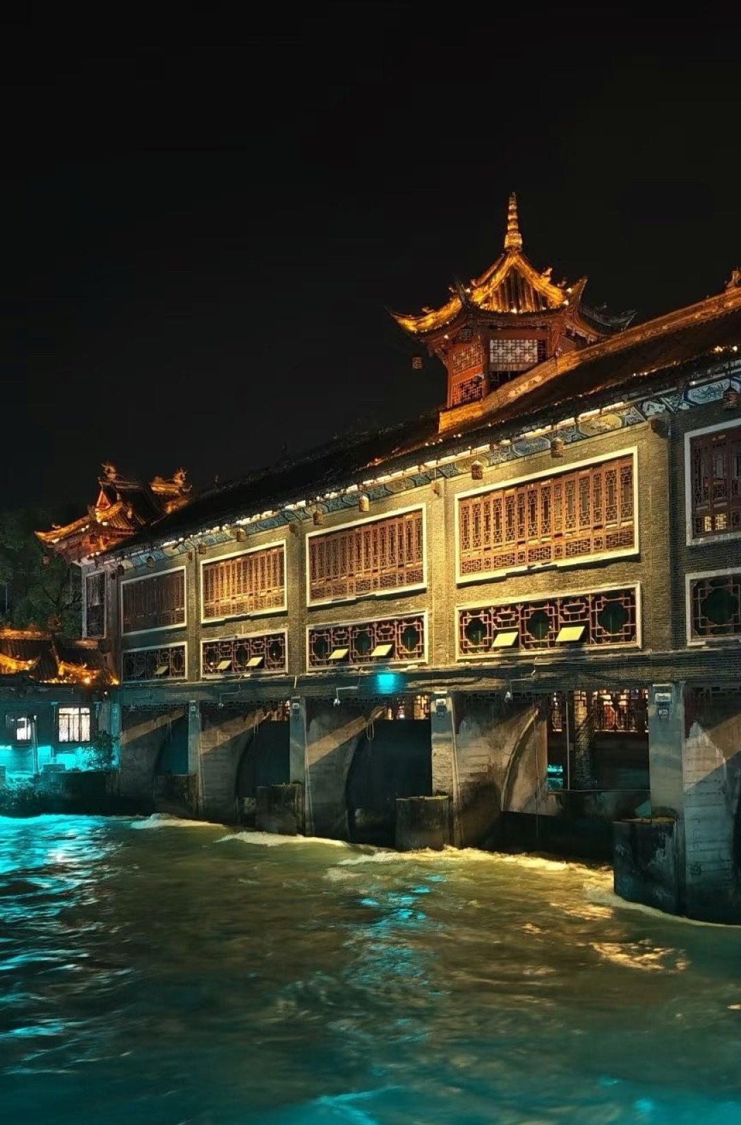 都江堰夜游新玩法!免费打卡“蓝眼泪”,邂逅蓝色梦幻星河