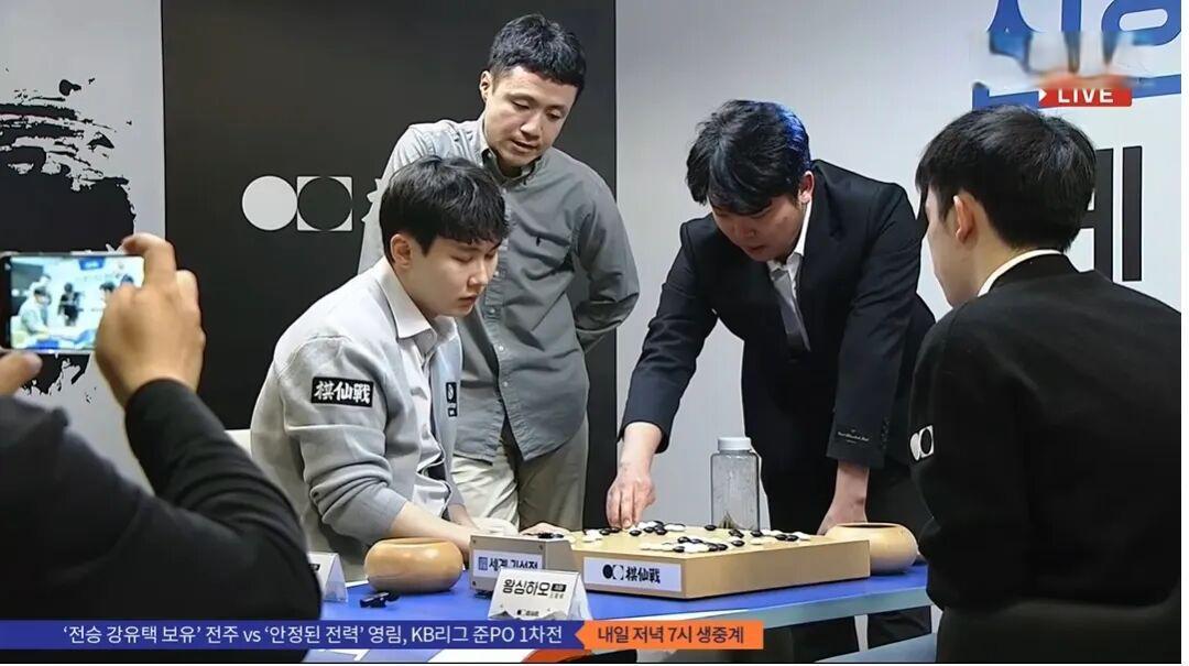 首届新韩银行世界棋仙战朴廷桓2比1问鼎,横跨15年常青树功成六冠王