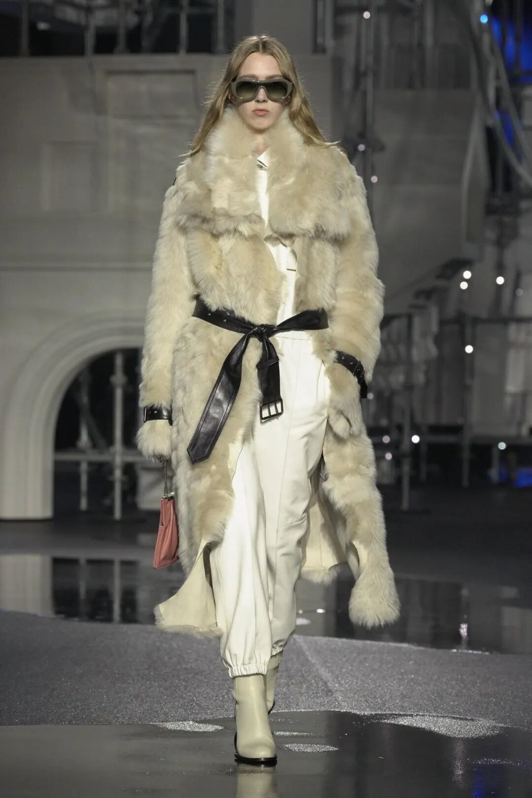 离谱但好绝！Burberry2026秋季把战壕生活拍成伦敦雨夜大片，被解构得连亲妈都认不出