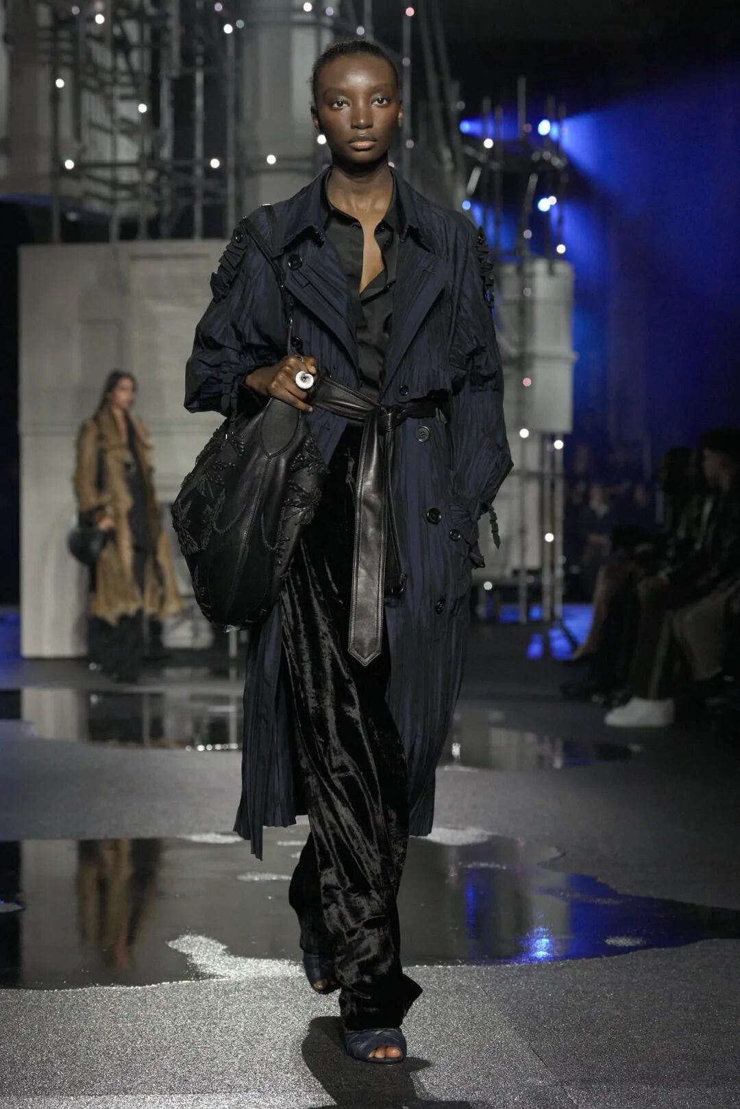 离谱但好绝！Burberry2026秋季把战壕生活拍成伦敦雨夜大片，被解构得连亲妈都认不出