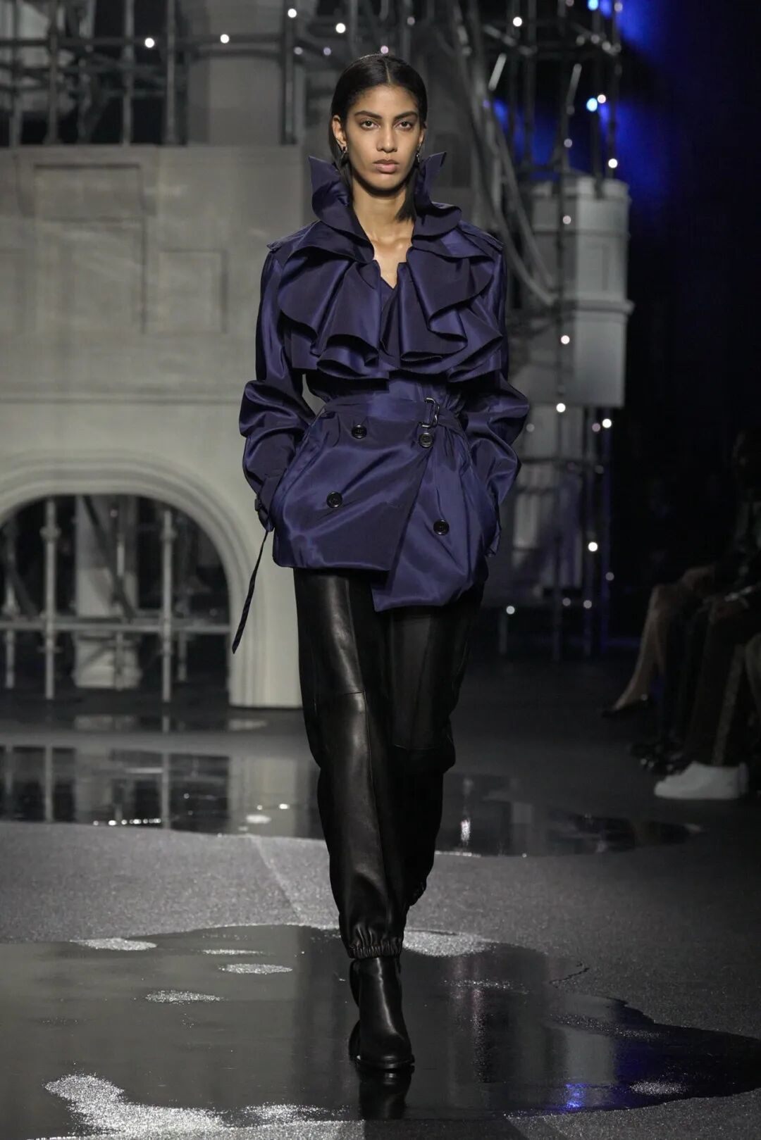 离谱但好绝！Burberry2026秋季把战壕生活拍成伦敦雨夜大片，被解构得连亲妈都认不出