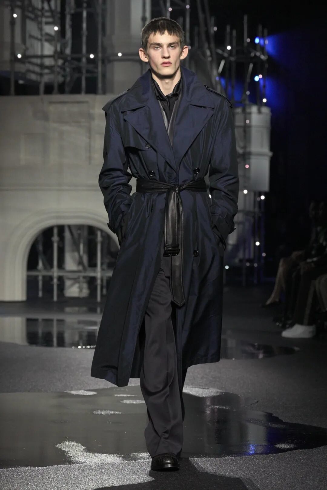 离谱但好绝！Burberry2026秋季把战壕生活拍成伦敦雨夜大片，被解构得连亲妈都认不出