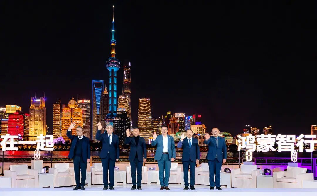 鸿蒙智行三登春晚,中国豪华车迎来“报幕时刻”