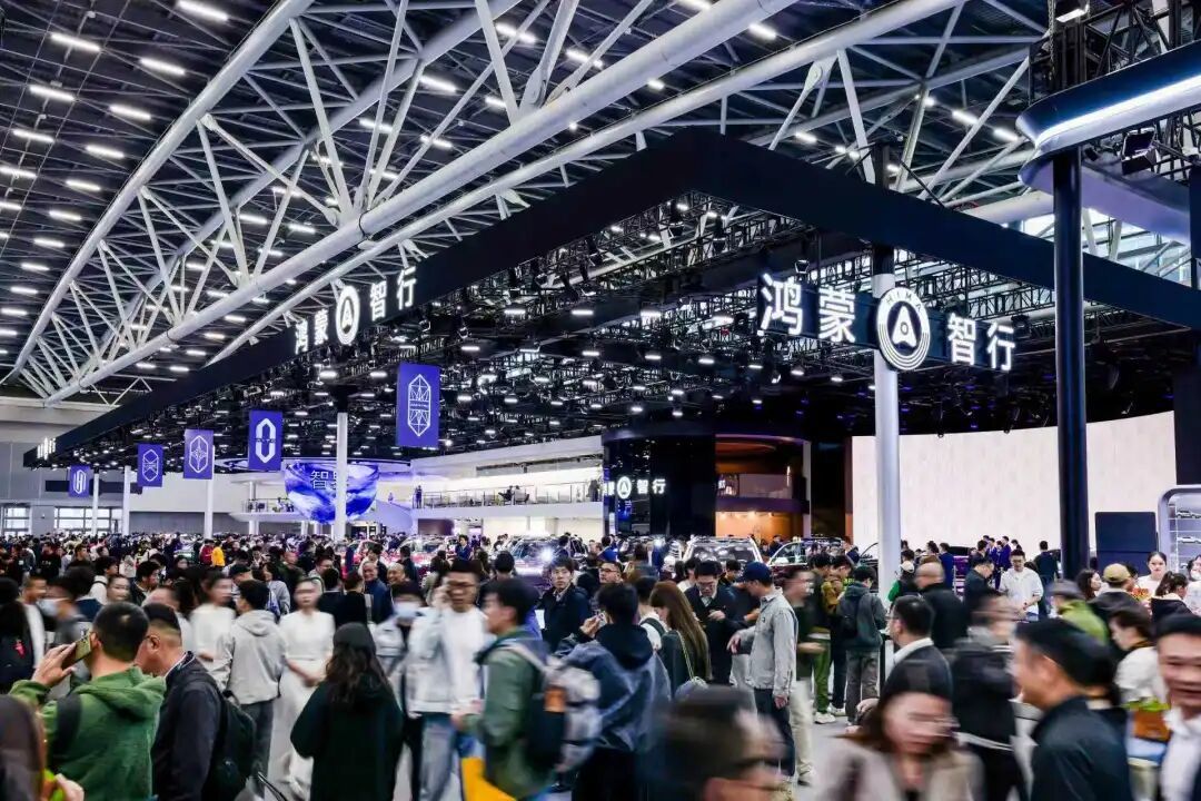 鸿蒙智行三登春晚,中国豪华车迎来“报幕时刻”