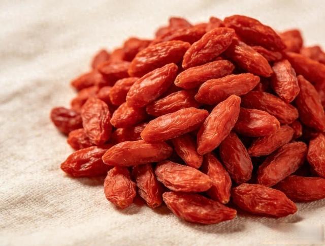 调查发现：老人经常干嚼枸杞，用不了多久，身体或有这4种改善！