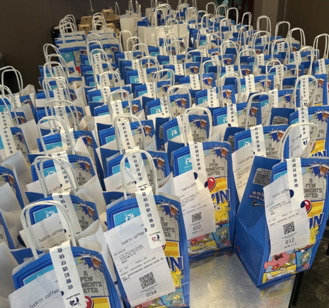 超3.1万家店、全年收入逼近500亿,但单季利润缩水近40%。瑞幸的规模护城河在外卖大战面前不堪一击?