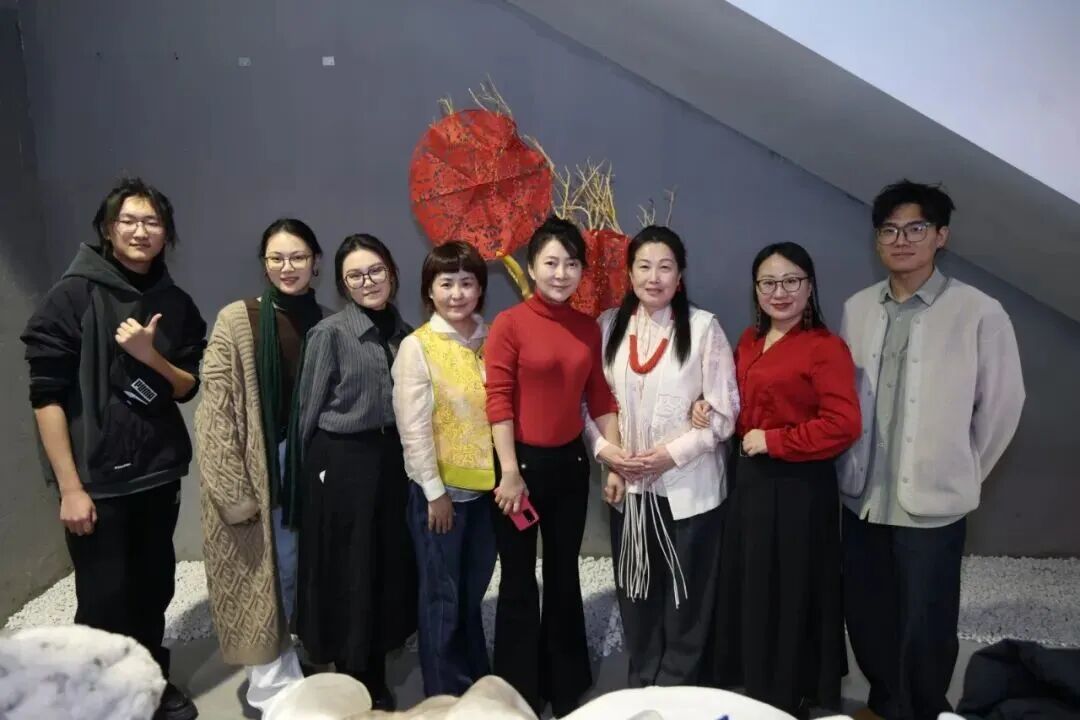 以剪为媒传文脉 以艺践心助双高丨黑龙江艺术职业学院大师工作室赴西城红场开展非遗体验活动