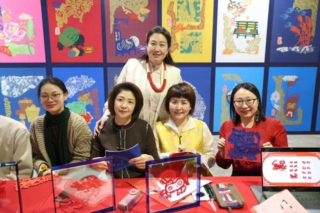以剪为媒传文脉 以艺践心助双高丨黑龙江艺术职业学院大师工作室赴西城红场开展非遗体验活动