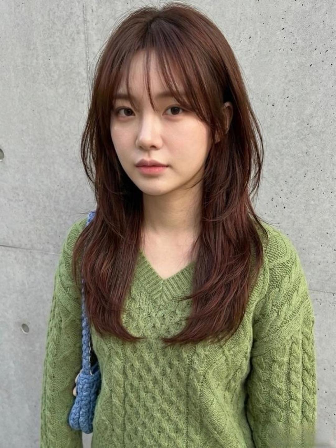 解锁中长发美学：不挑脸型的氛围感发型指南