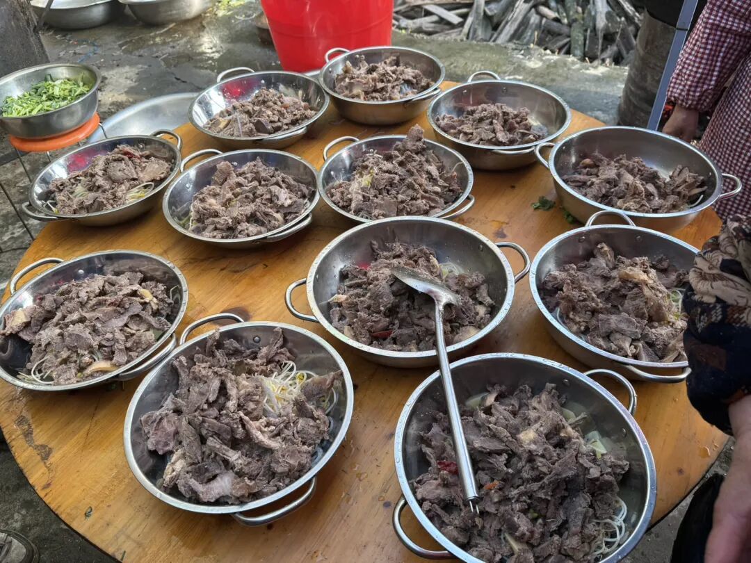 只有70、80后才懂这一桌菜的含金量,农村宴席为什么这么香?