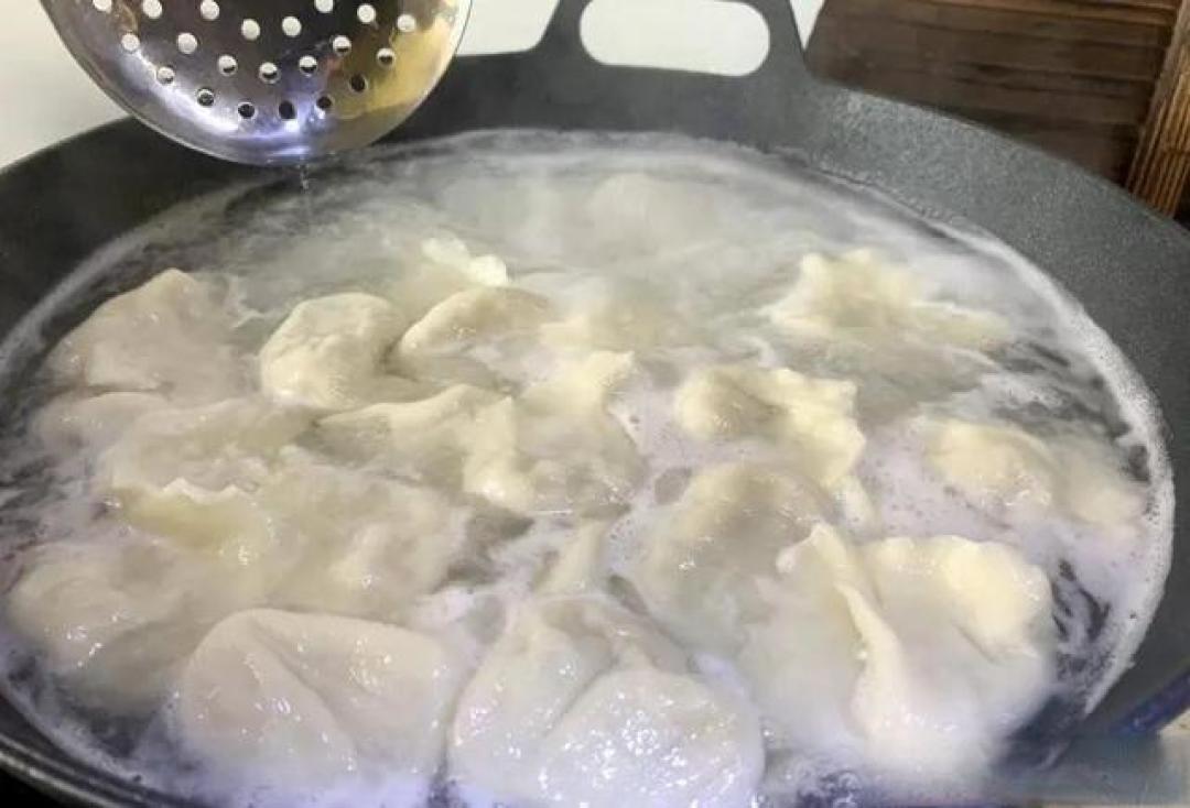 煮饺子总破皮?别再瞎煮了!“盖盖”和“不盖”区别太大,涨知识