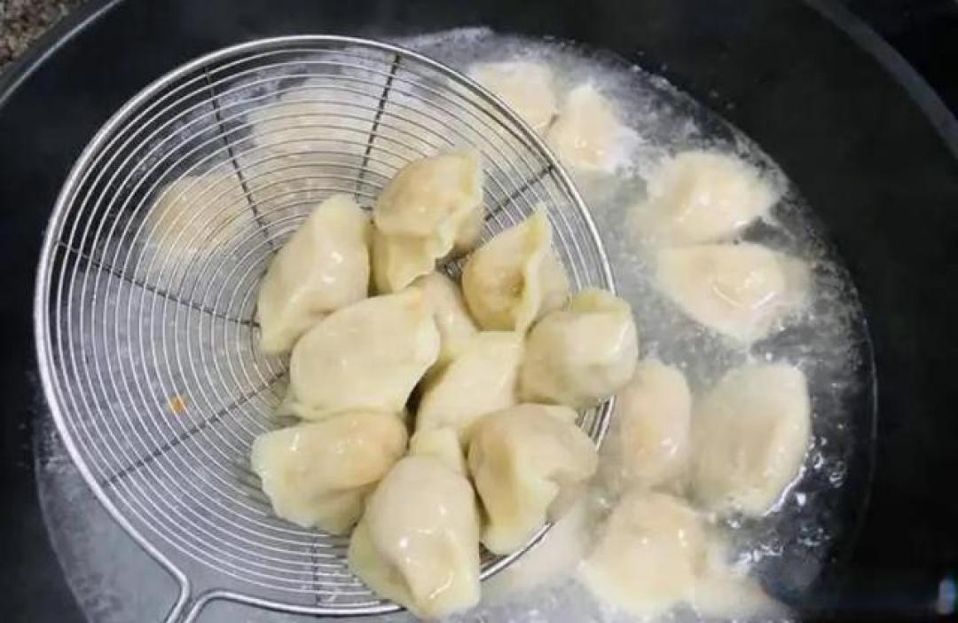 煮饺子总破皮?别再瞎煮了!“盖盖”和“不盖”区别太大,涨知识