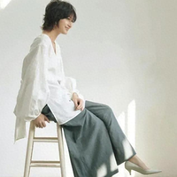 富冈佳子“裤子”穿搭方法遮肉显瘦，搭配这几件上衣，简约干练