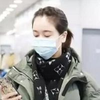 左小青的秋冬新穿搭，羽绒服+小黑裤+马丁靴，时髦高级，不挑年龄