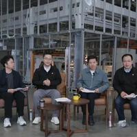 雷军直播新一代SU7门把手：增加车门机械拉手和门锁备用电源，一旦碰撞门锁自动切换机械解锁模式，“确保任何情况下都可从车内打开车门”