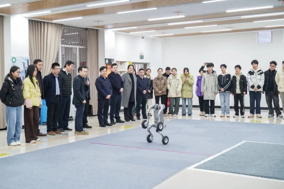 服务支点,冲刺一流!武科大人形机器人上新!
