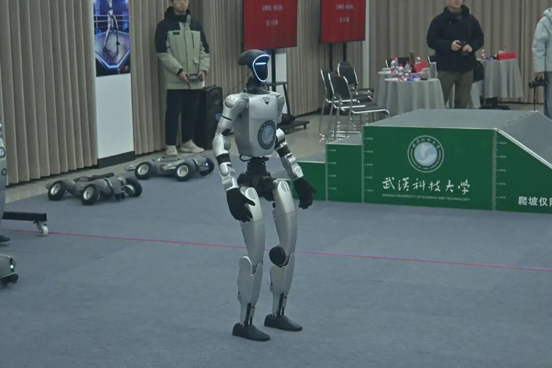 服务支点,冲刺一流!武科大人形机器人上新!