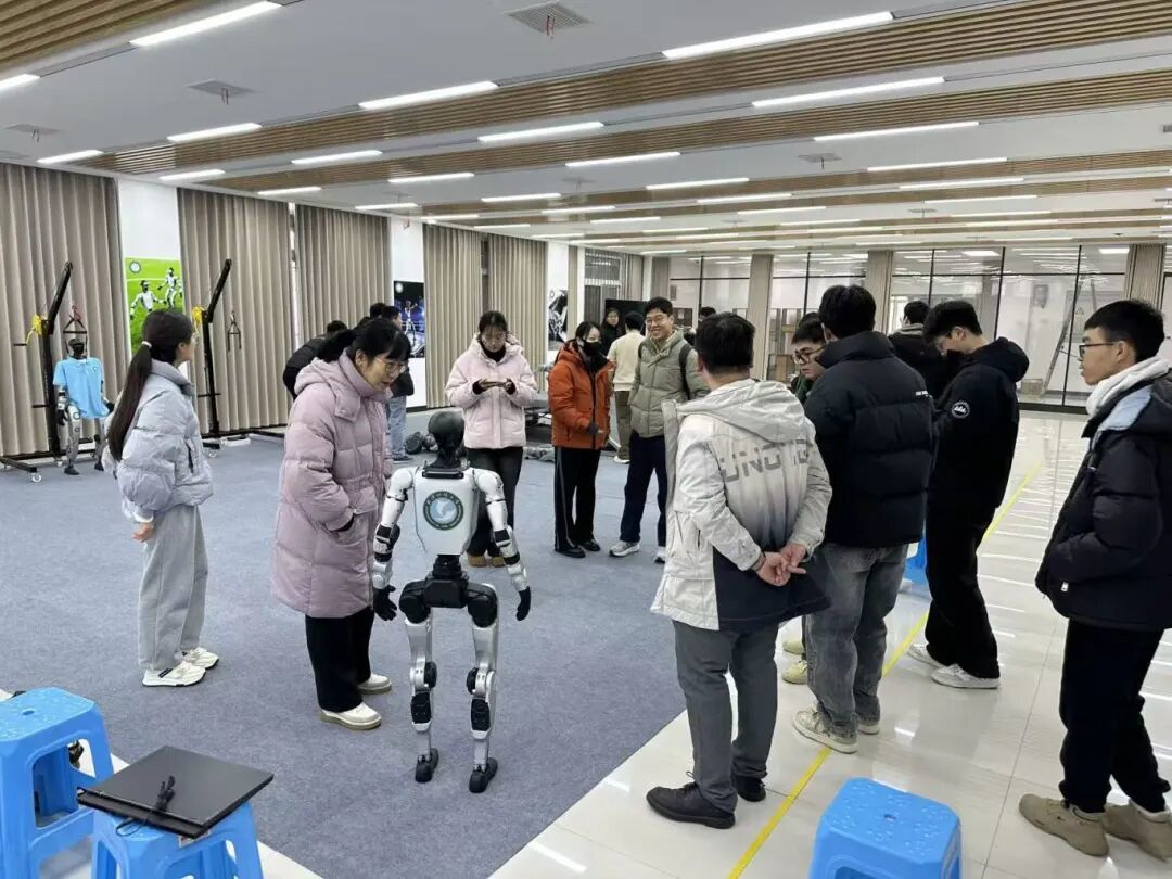 服务支点,冲刺一流!武科大人形机器人上新!