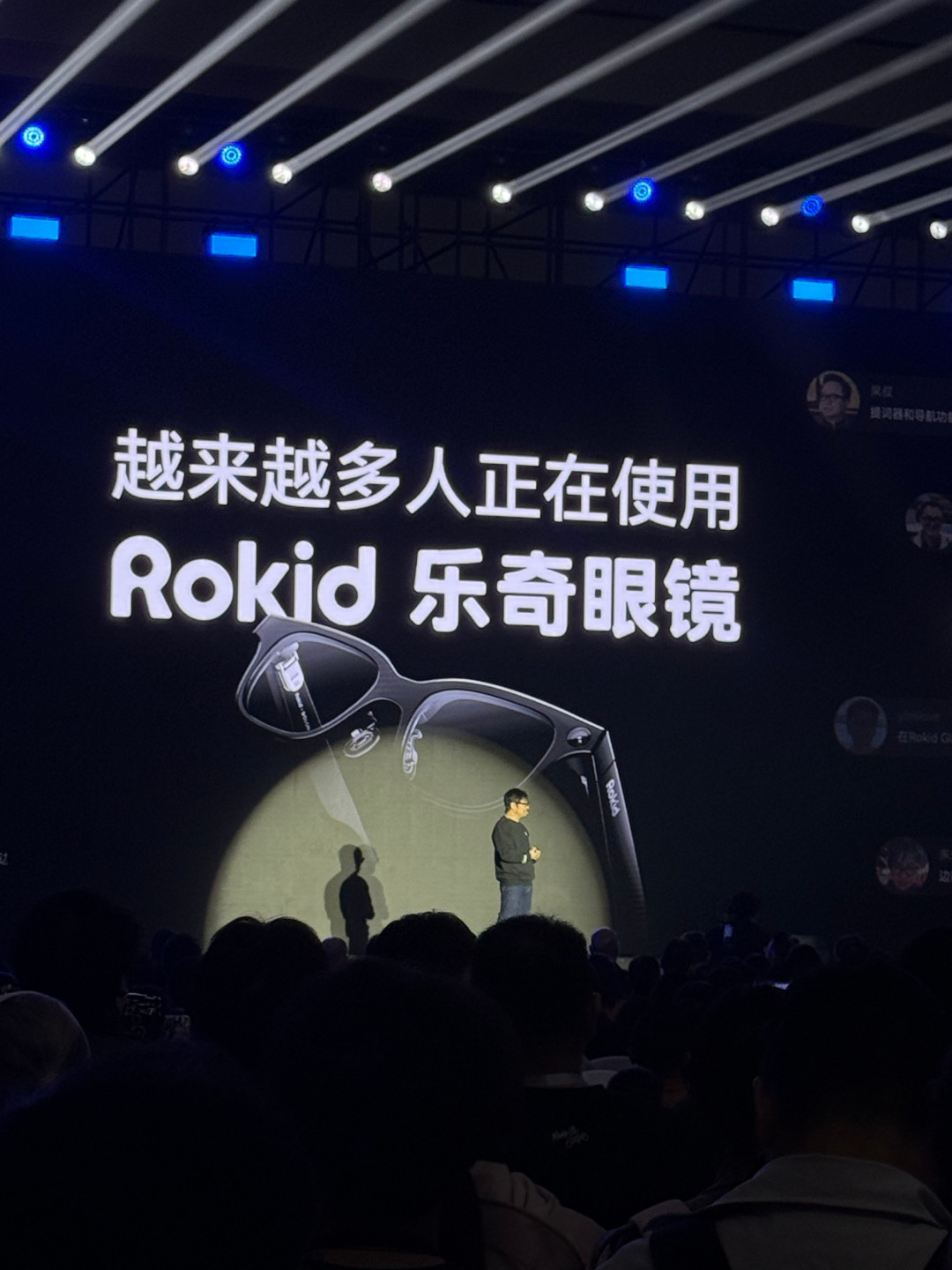 德国总理默茨试戴中国AI眼镜,爱不释手当场带货德国高管团