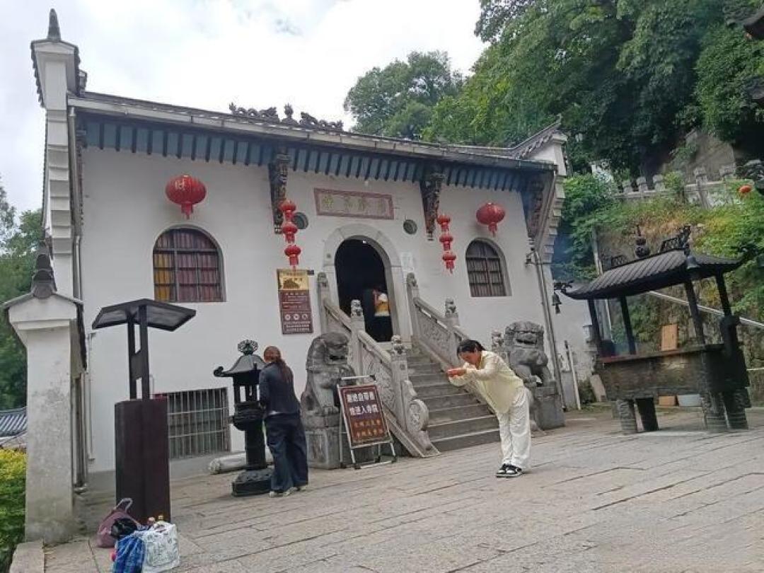 跟着朱迅登九华山,不止看云海,更读懂地藏王菩萨的大愿
