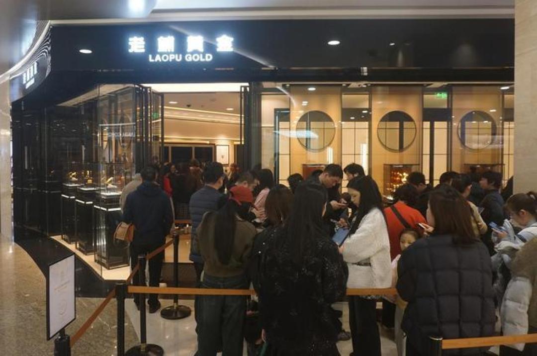 老铺黄金涨价引爆抢金潮,顾客称买完一夜就赚了2万多