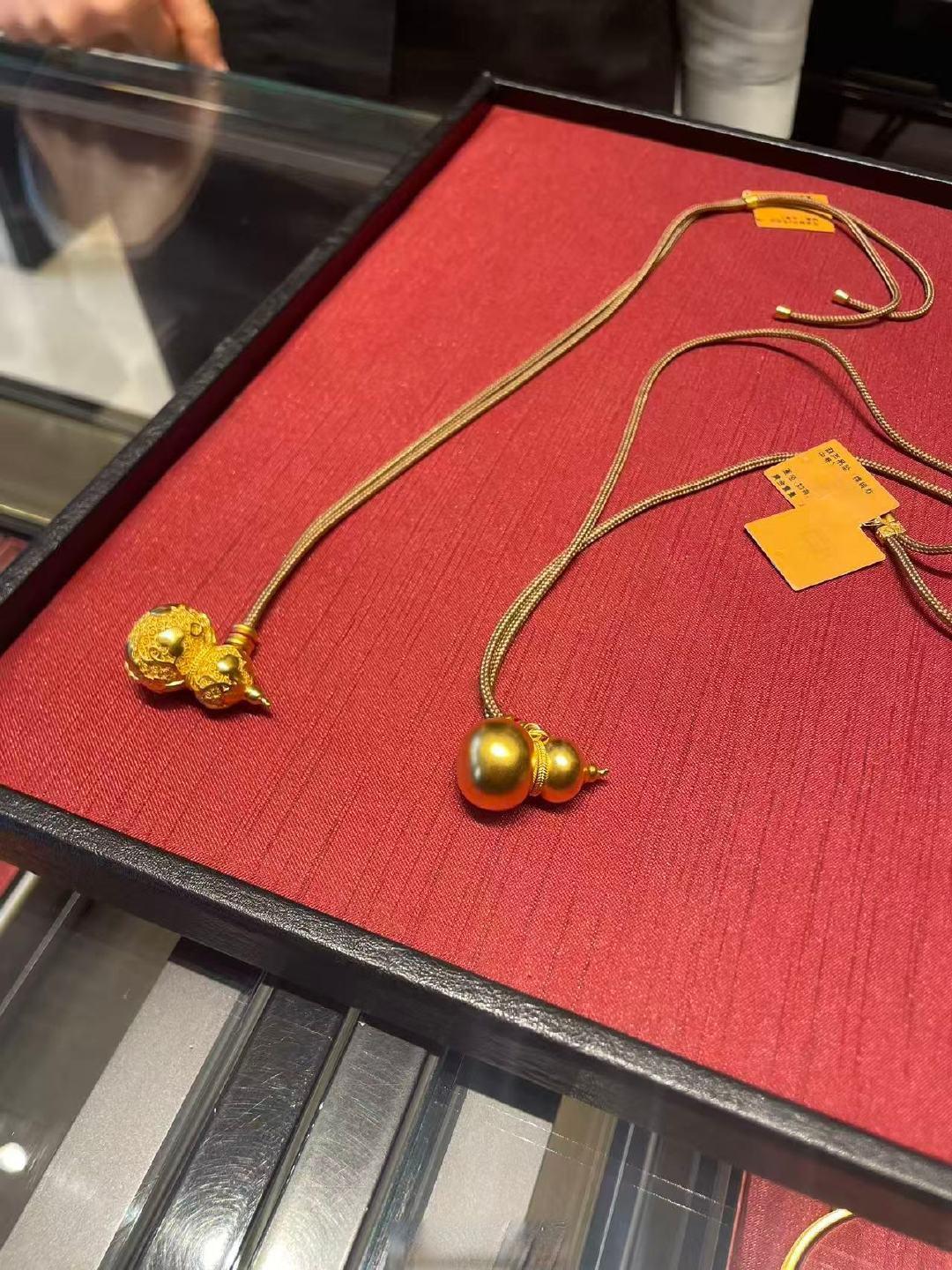 老铺黄金涨价引爆抢金潮,顾客称买完一夜就赚了2万多