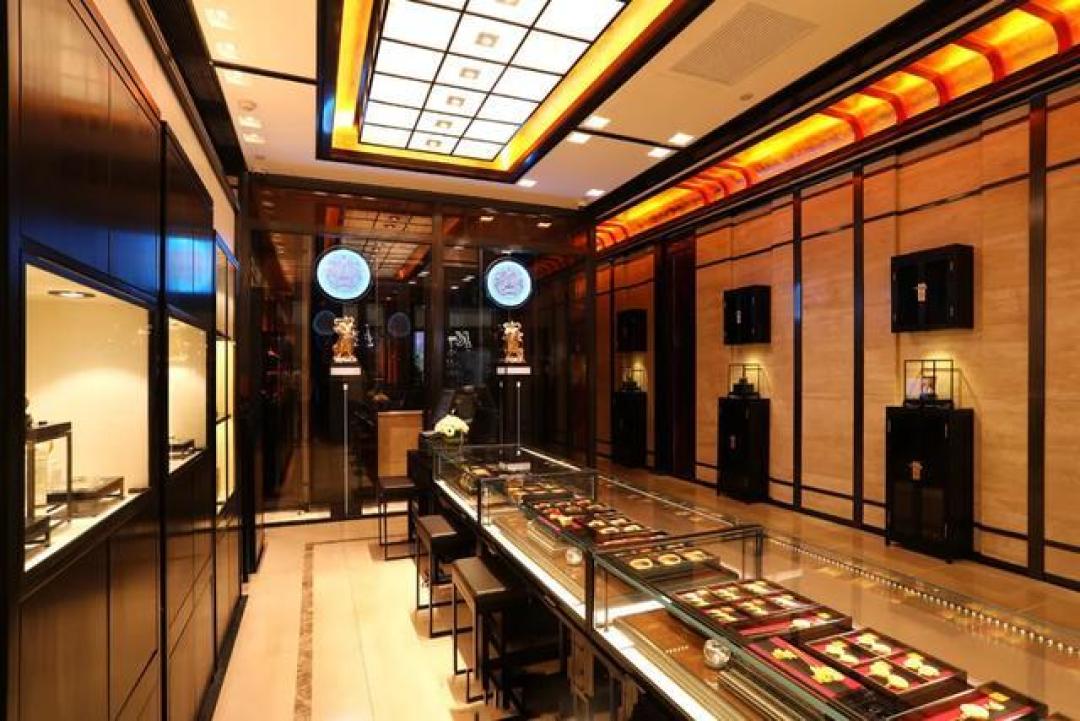 老铺黄金涨价引爆抢金潮,顾客称买完一夜就赚了2万多
