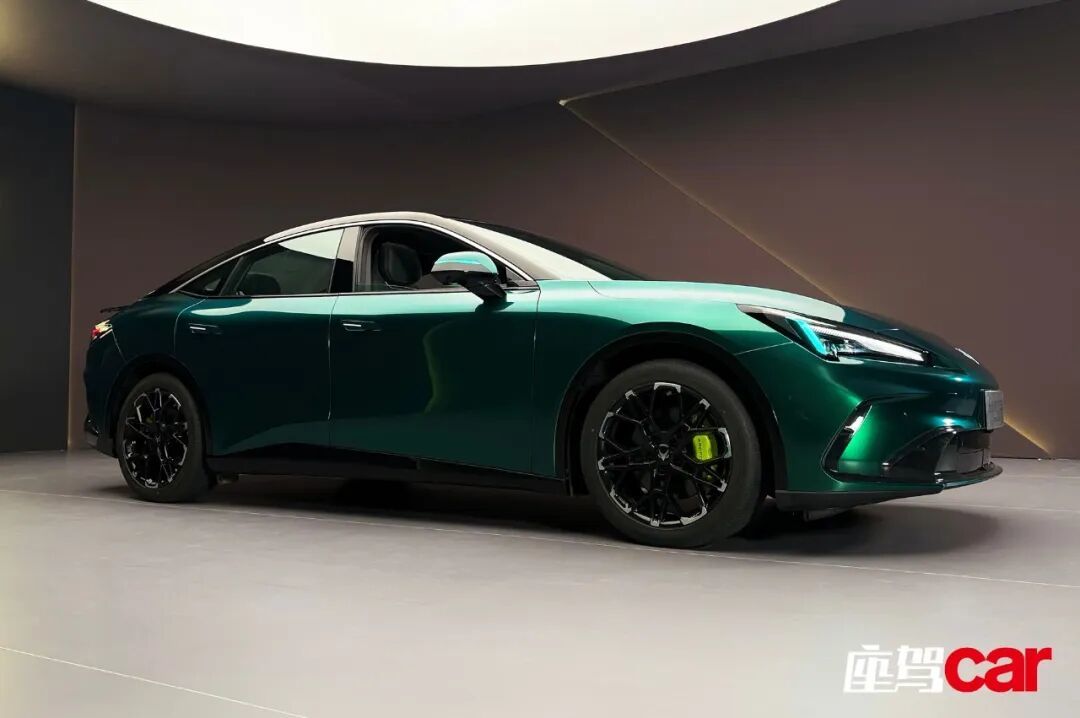 智驾升级、小蓝灯上车——实拍极狐全新阿尔法S5 | CAR REVIEWS