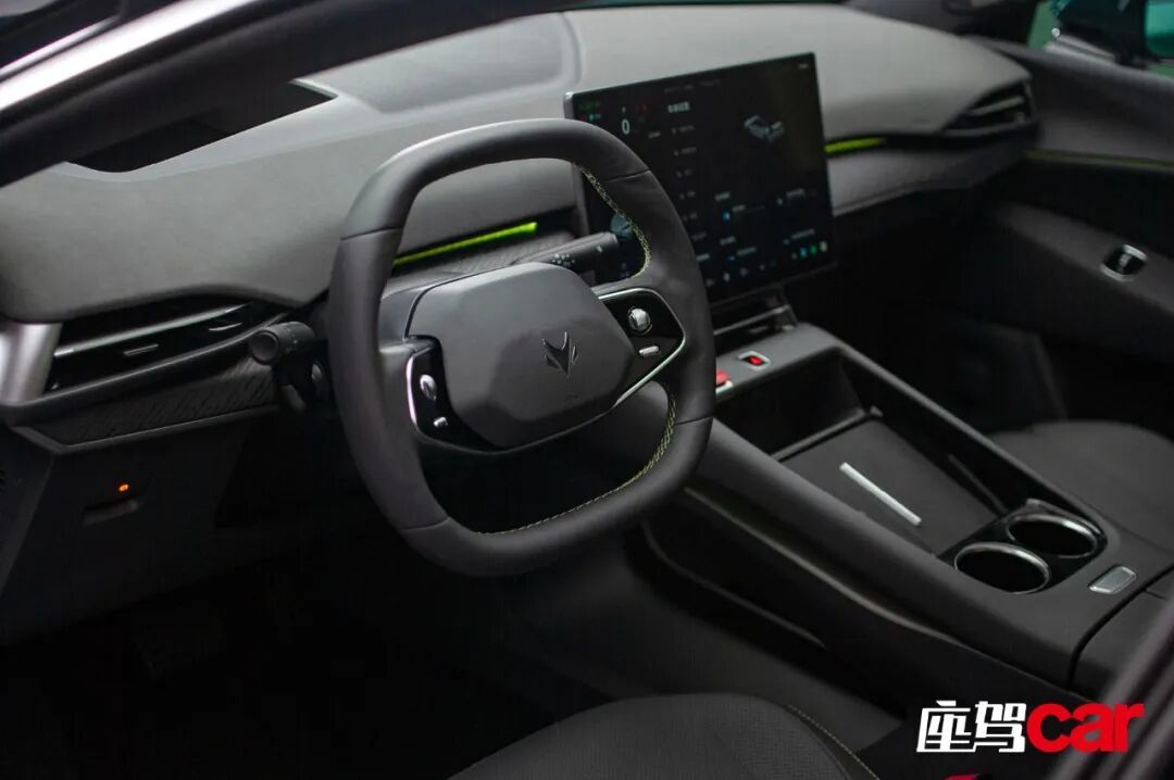 智驾升级、小蓝灯上车——实拍极狐全新阿尔法S5 | CAR REVIEWS