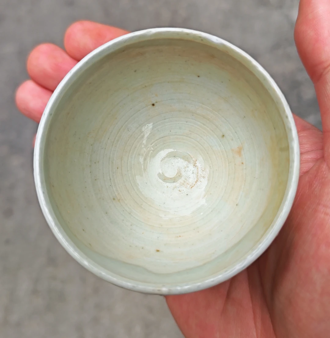 南宋青白釉杯清洗前后对比