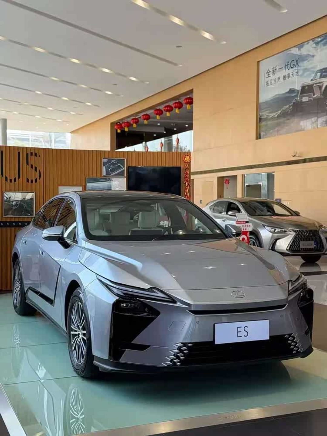 全新一代雷克萨斯ES到店,外观和内饰焕然一新,纯电/混动可选