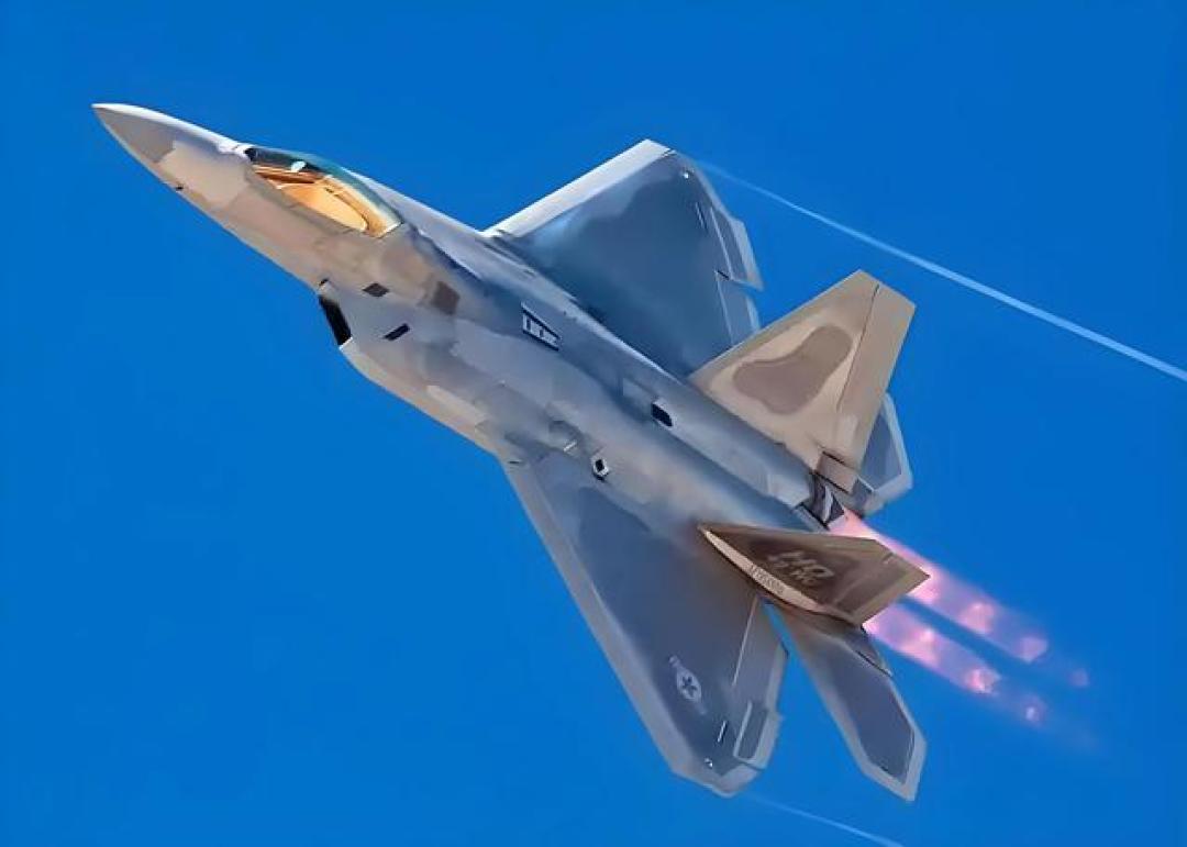 为赶超歼20,F22将升级为“超级猛禽”,然而只是加了4个吊舱