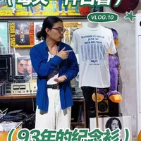 每天一件古着  今天要给大家分享的是一件来自自 1993 年的 Screen Stars 纪念衫，在 Vintage 的世界里，比起昂贵的乐队衫或大牌联名，我更痴迷于这种 Reunion Tee（聚会衫）。这种带有特定地点、特定人群的聚会衫是 Vintage 市场里的“真实档案”。它不仅是一件白 T，更是一份不可再生的历史样本。
 #古着 #ootd #古着 #西安古着#tunnelvintage