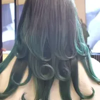 “龙泉青瓷”和“孔雀开屏”为灵感的发型长啥样？ 你敢信吗？理发竟然能理出非遗龙泉青瓷的“开片”纹理！这位大师叫孙凯，独创“青瓷剪”，15度斜切，让短发在光影中舞动；“孔雀翎”剪法，让长发如孔雀开屏般灵动飘逸。就连盘发，都能做到如漆器裹蚕丝般稳固优雅。当非遗技艺碰撞国际潮流和AI科技，每一根发丝都在讲述传承与创新的惊艳故事。准备好了吗？一起见证真正的工匠精神！#非遗在身边 #理发师