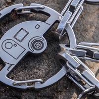 把户外生活挂在背包上：奈爱露营车钥匙扣