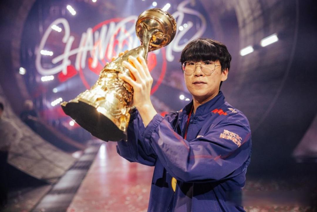 9 月 28 日 Ruler 斩获 LCK 年度总决赛 FMVP,如何评价他的表现?