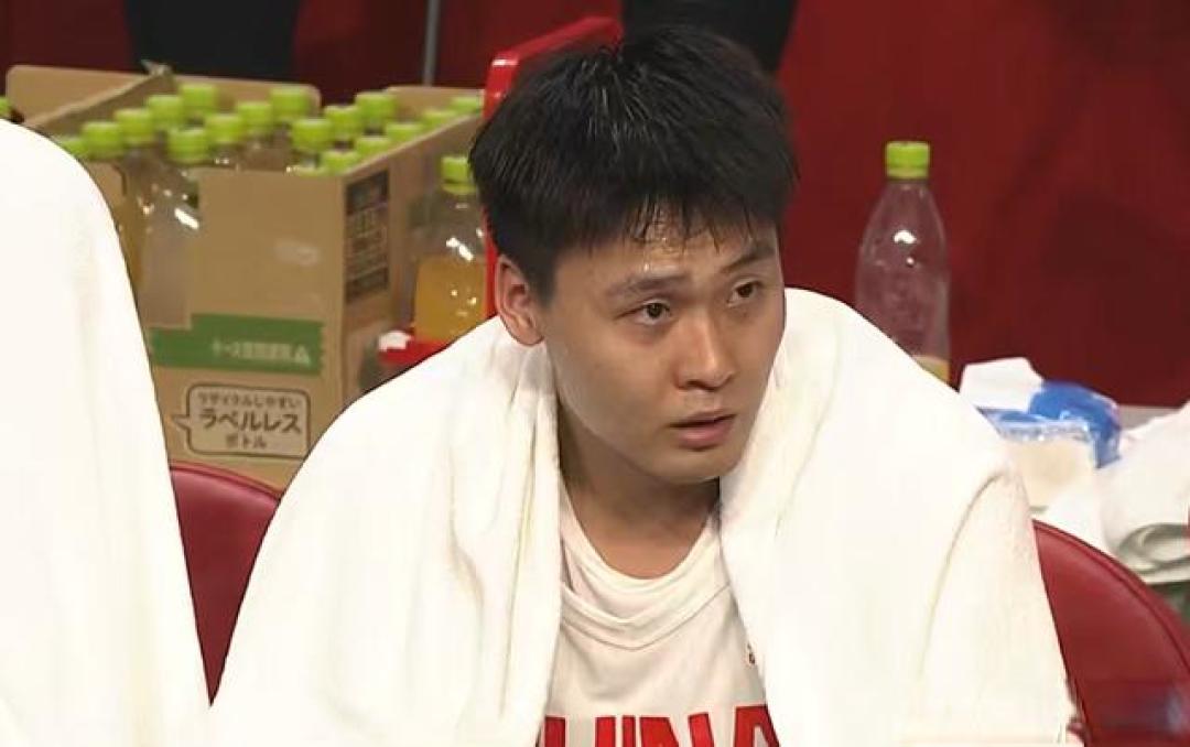 太解气!中国男篮首胜:15分大逆转日本,裁判太黑了,4人立大功